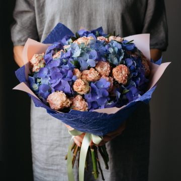 голубые гортензии и розы